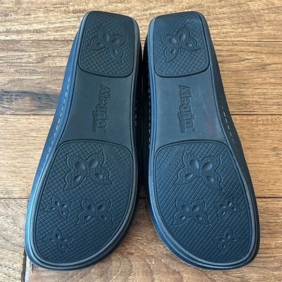 Alegria Debra Black Embossed Rose Slip On Comfort Clogs Nursing Shoes Size 41 - Picture 11 of 12
